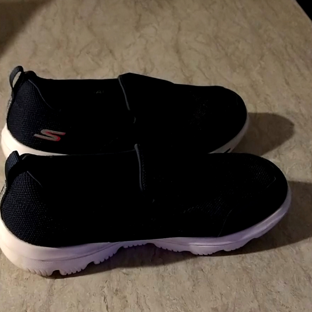 Skechers slip-on tennis shoes no lace navy blue